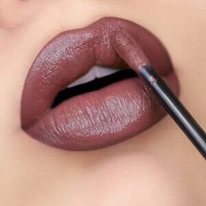 BNIB Huda Beauty Demi-matte Lipstick in Revolutionnaire